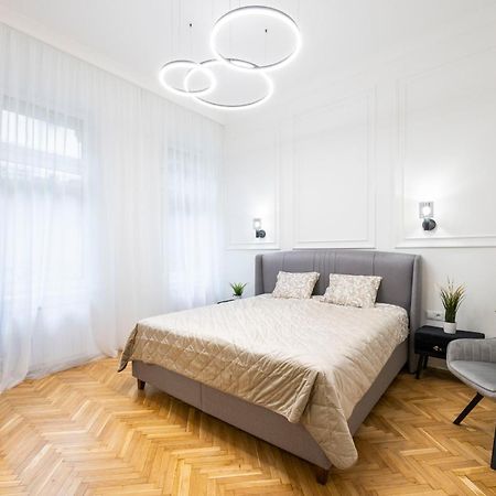 Luxurious Central 4Bedrm 3Bathrm Residence W/ Balcony Boedapest Buitenkant foto